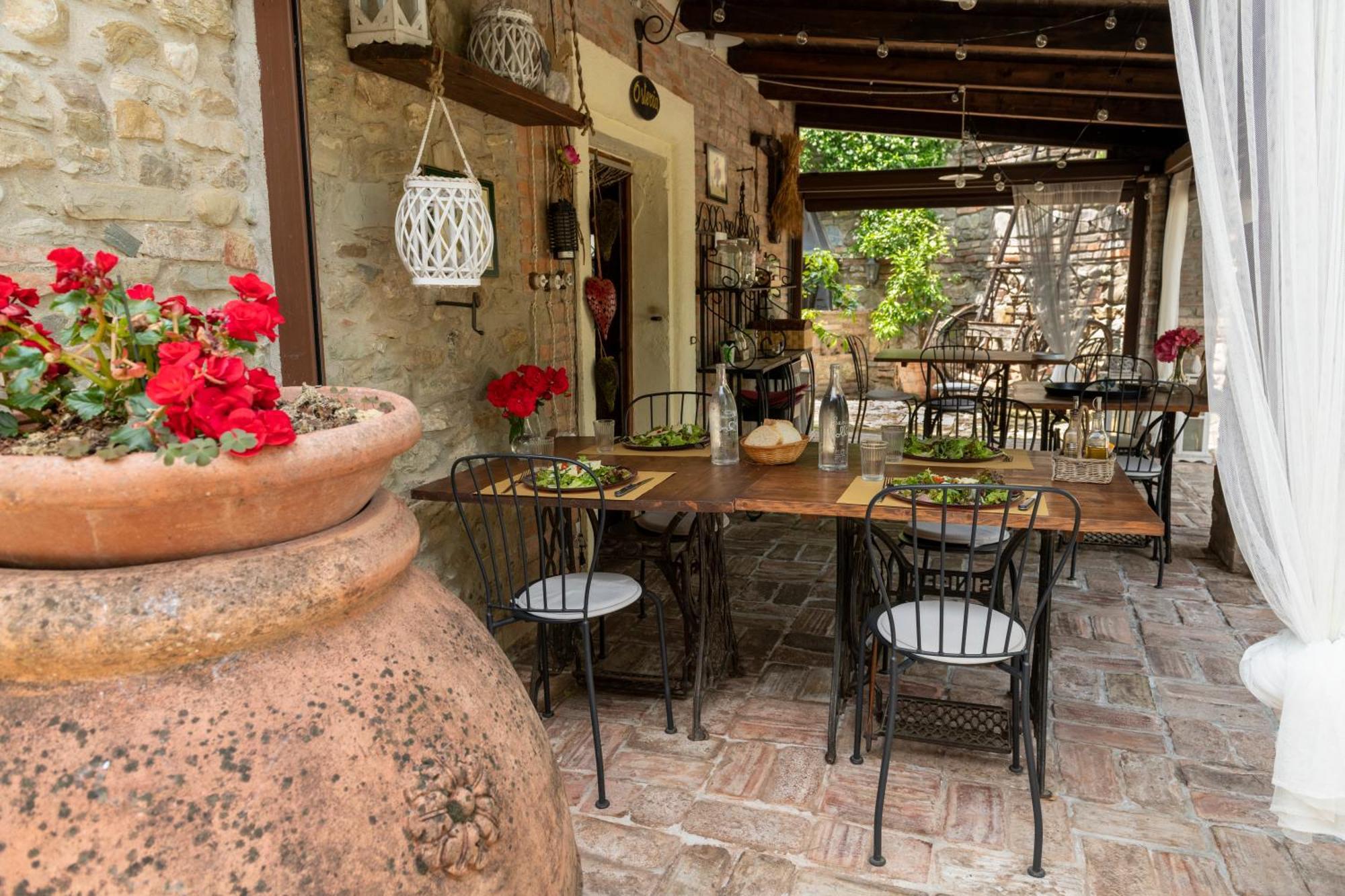 Hostal La Buca Castello di Serravalle Exterior foto